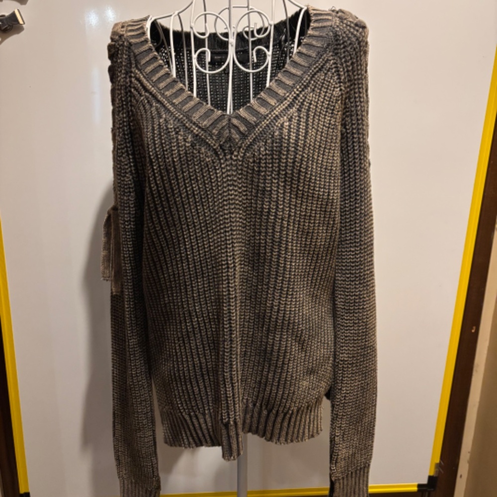 Romeo & Juliet Couture Small Sweater - Picture 2 of 6
